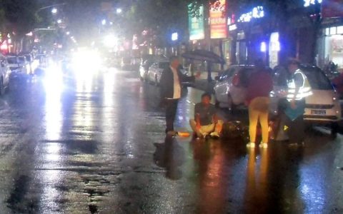 雨夜时分！李斯步行街西头电动车与行人相撞…-上蔡头条